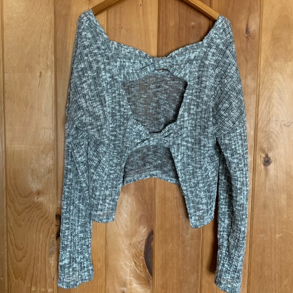 Long sleeve crop top, open back tied with bows - Picture 2 of 5